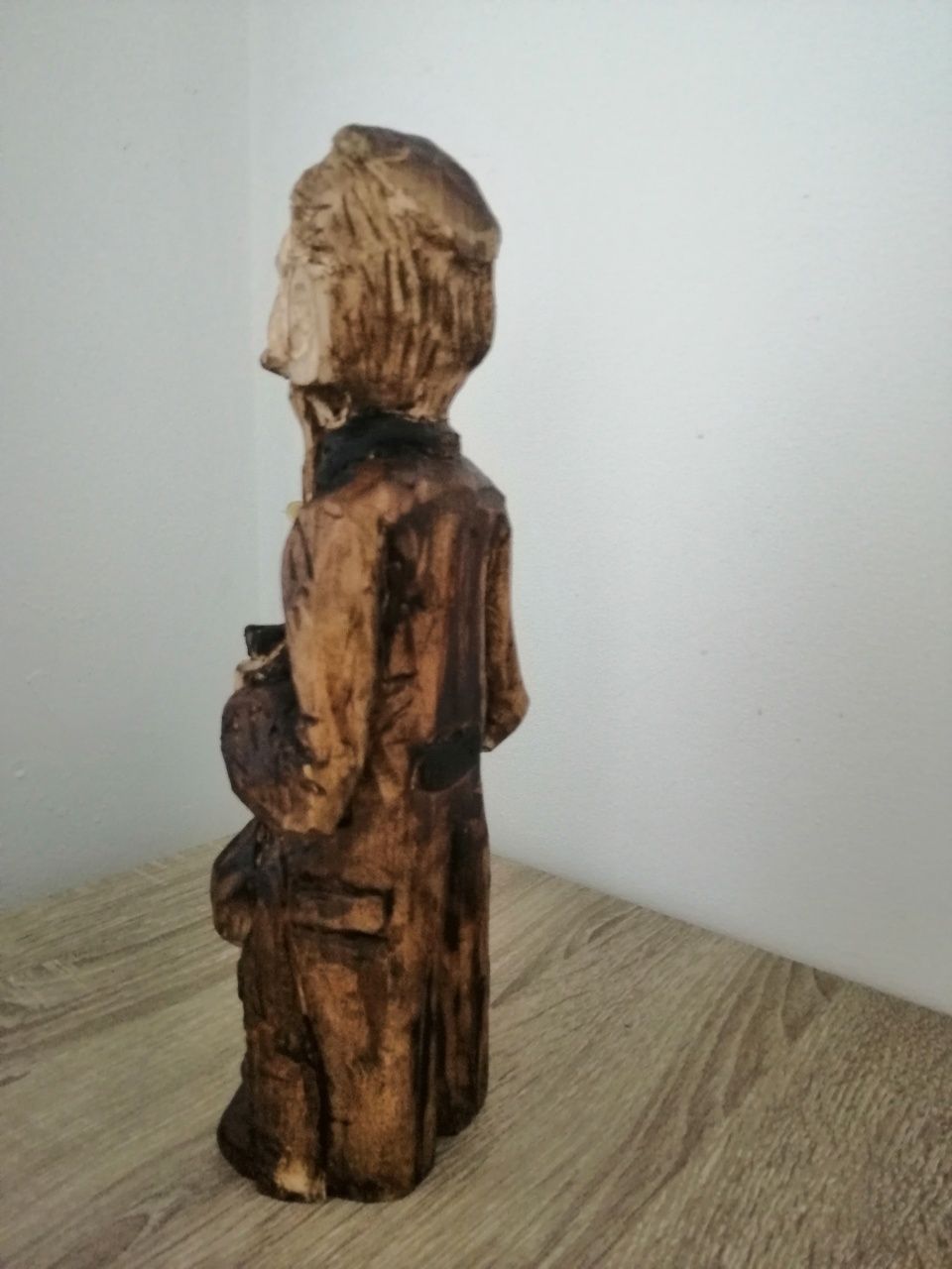 Figurka z drewna na szczęście