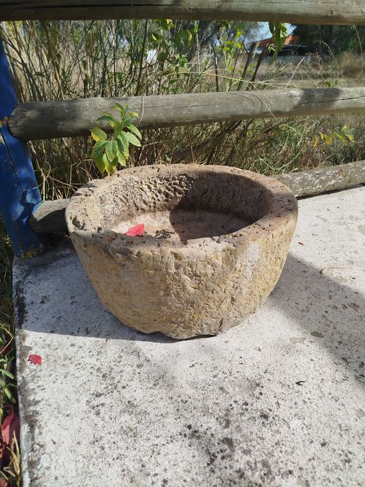 Pia redonda de pedra antiga