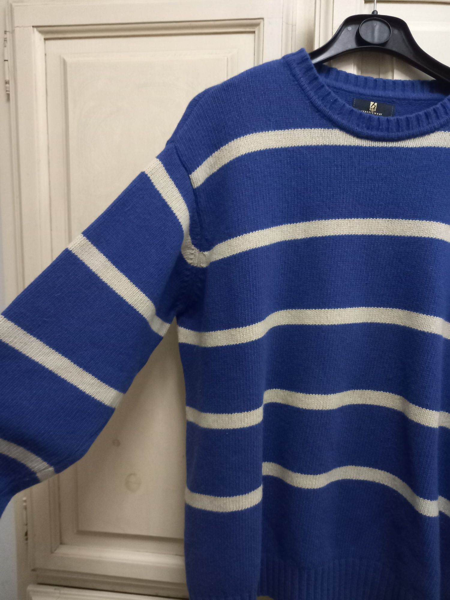 Camisola azul e branca da marca Haga