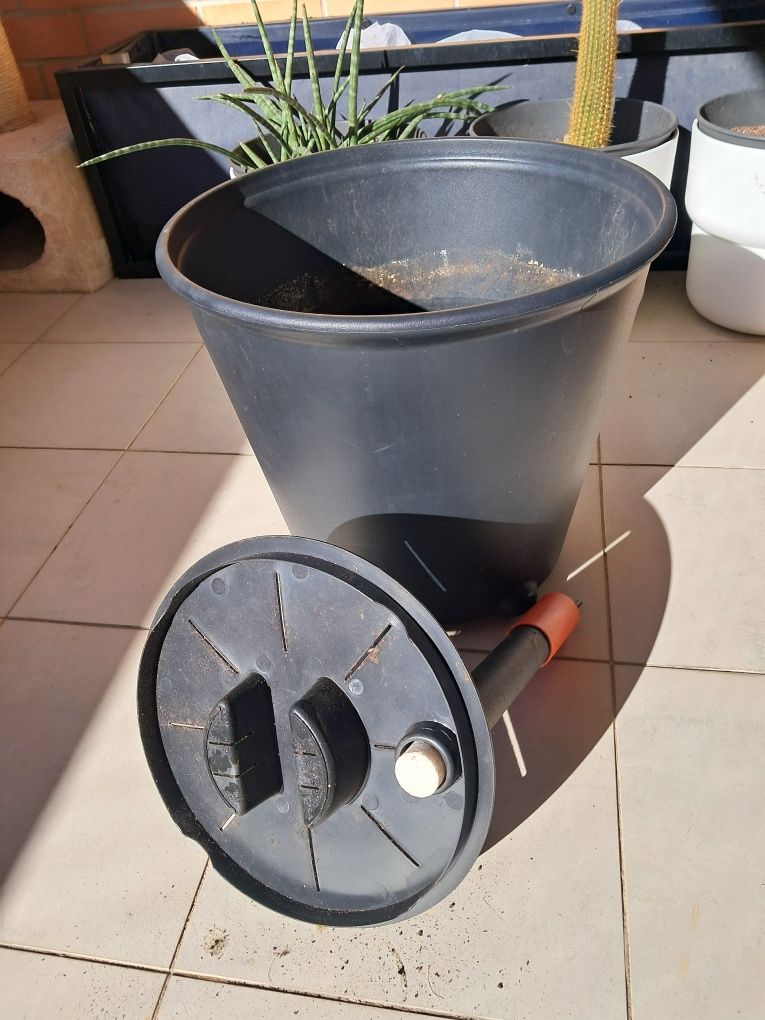 Vaso com indicador e rega auto-regulada