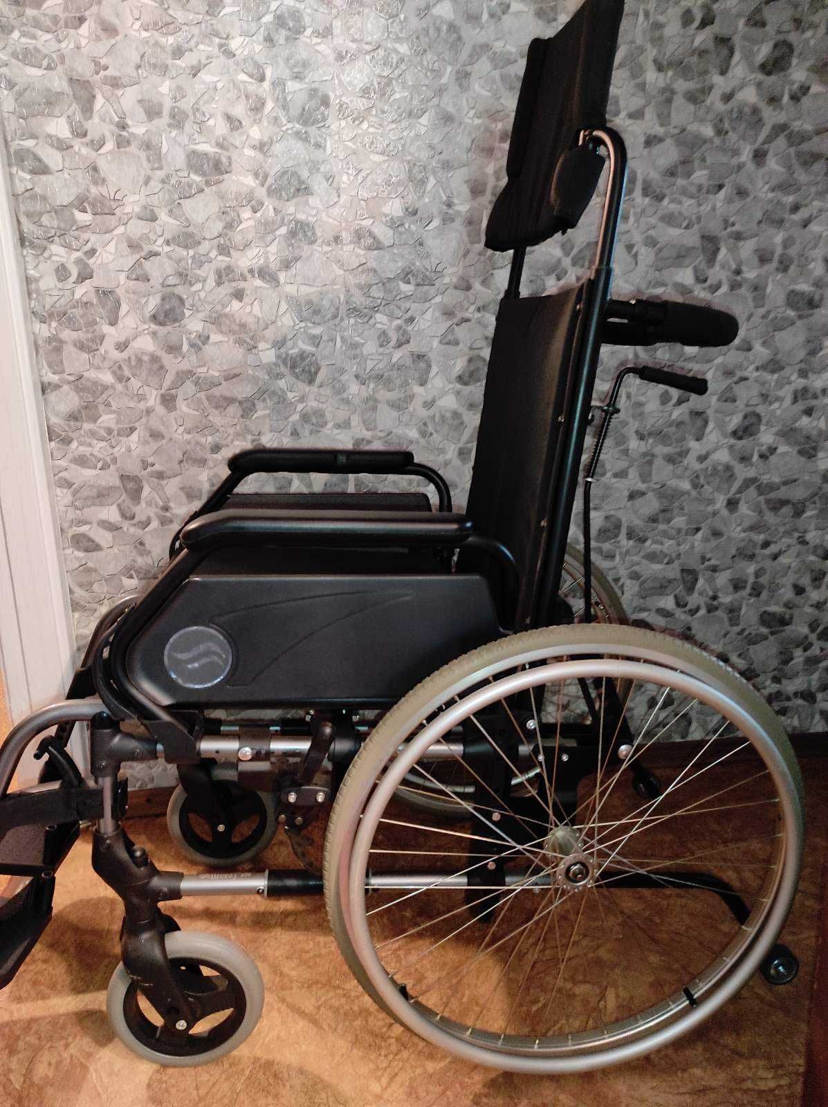 Инвалидная коляска с регулируемой спинкой и подголовником Breezy 300R