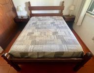 Cama + 2 mesas cabeceira em Madeira maciça