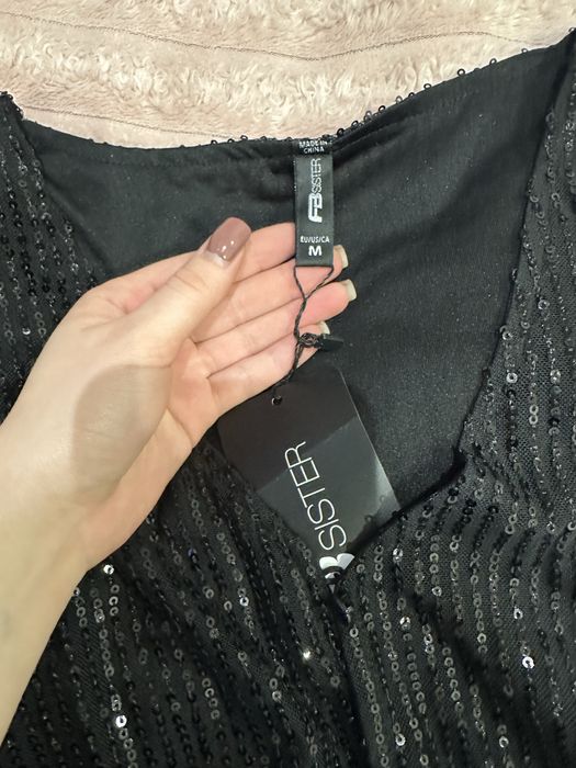 Чорна кофтинка в паєтки