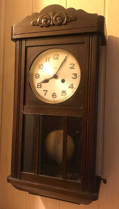 Zegar wiszący i "bijący" Antyk, marki DIVINA z ok 1935 roku.