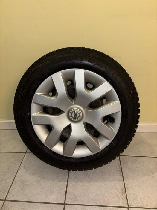 Komplet kół z oponami zimowymi do samochodów marki Nissan.