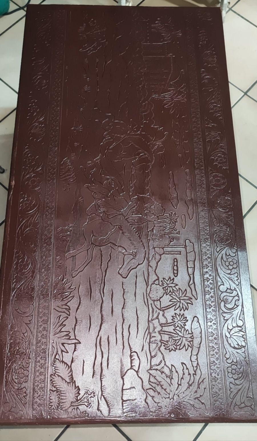 Arca de madeira com relevos