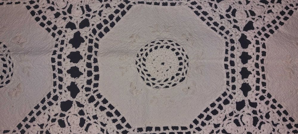 Naperon Bordado e em Crochet