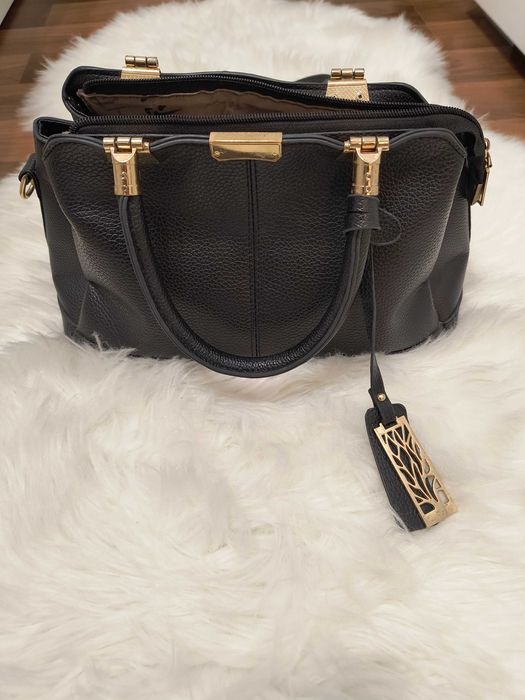 Czarna torebka kuferek