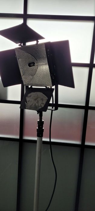 2 Projectores de Luz 1000W c/ Tripés e Mala