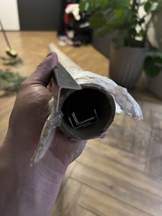 Listwy aluminiowe przypodłogowe minimalistyczne