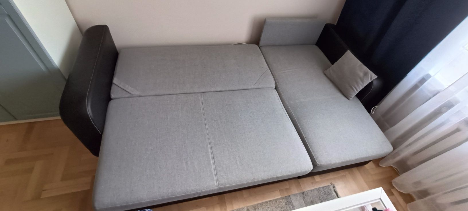 Narożnik z funkcją spania szary rozkładany z poduszkami