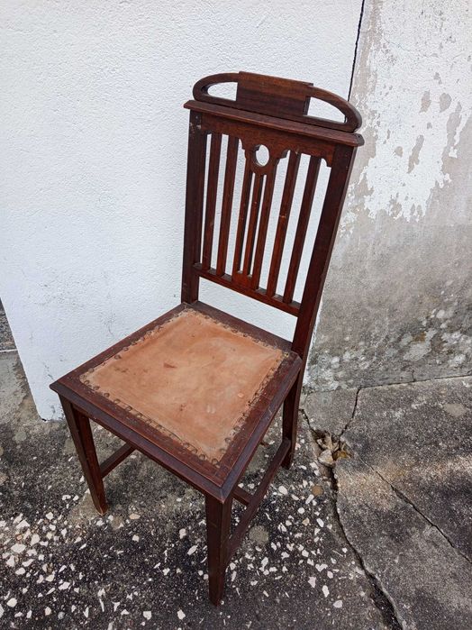 Cadeira de madeira maciça muito antiga com estofo em tecido