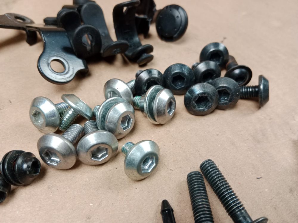 Kawasaki Z900 Śrubki Owiewek Śrubka Owiewki Śruby Śruba Oryginalne 23!