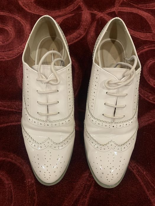 Sapatos rasos em verniz beije com atacadores