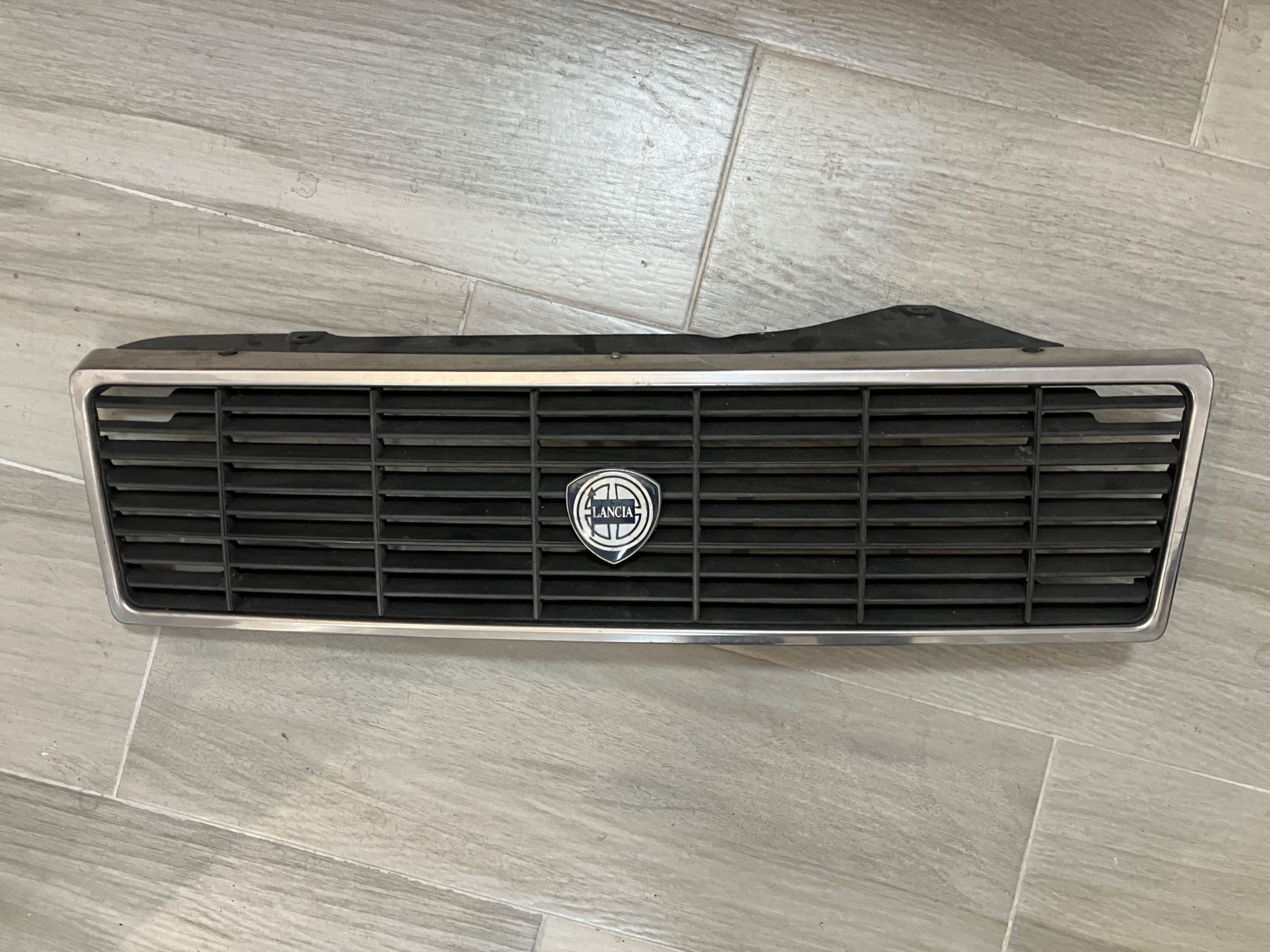 Grelha frontal Lancia Y10
