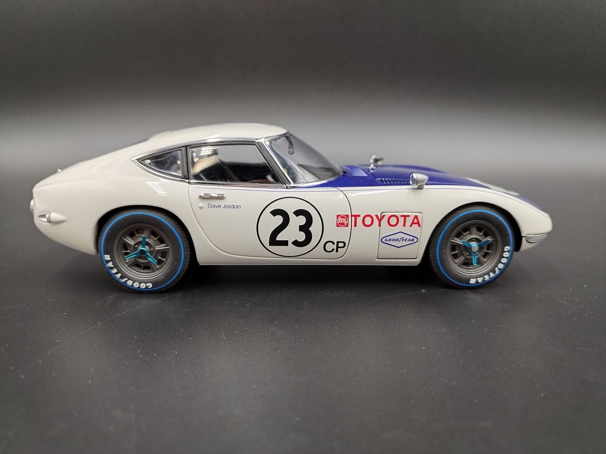 1:18 AutoArt Millenium 1968 Toyota 2000 GT #23 model