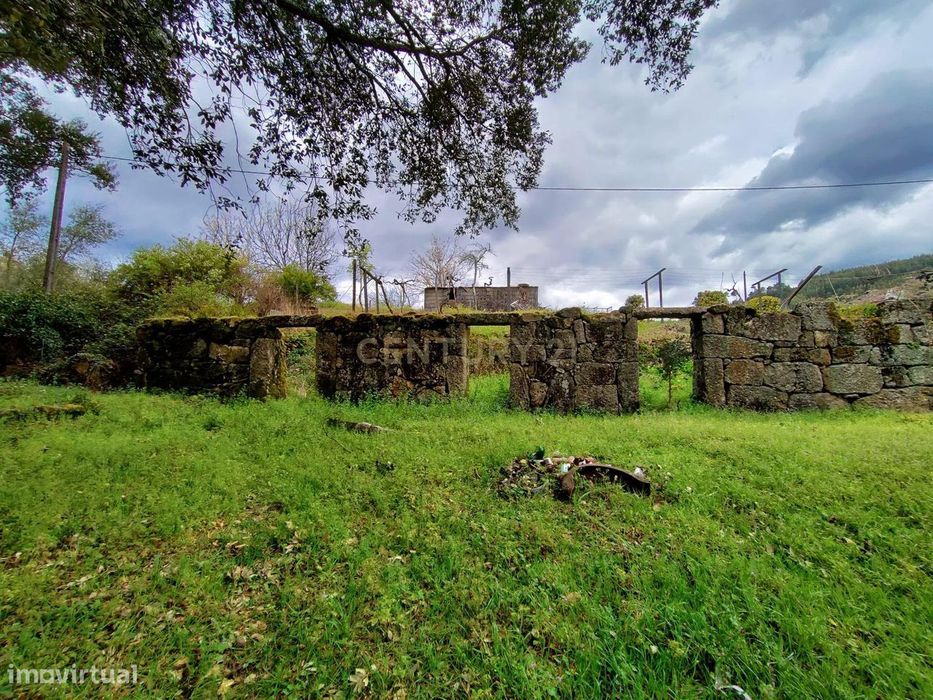 Belíssima ruína em terreno verdejante com vista deslumbrante para o Ri