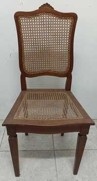 Cadeira antiga com palhinha