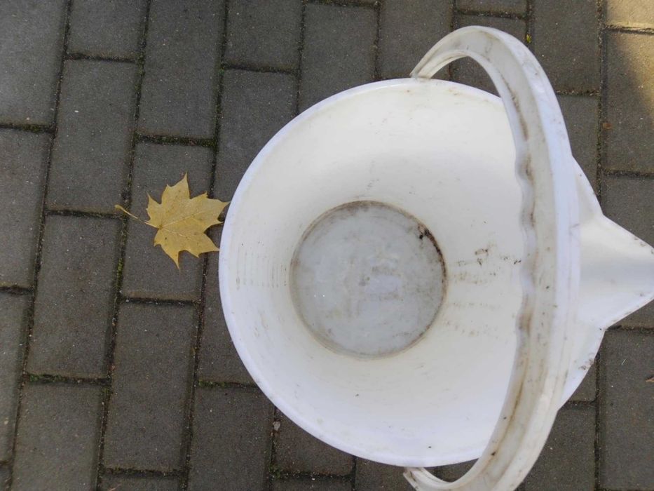 Wiadro plastikowe wiaderko białe z lejkiem dziubkiem uchwyt 10l PRL