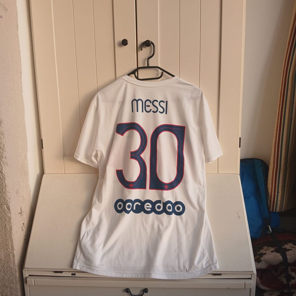 Camisolas Barcelona 30€ , PSG Messi 50€ , França 30 € e Portugal 45 €