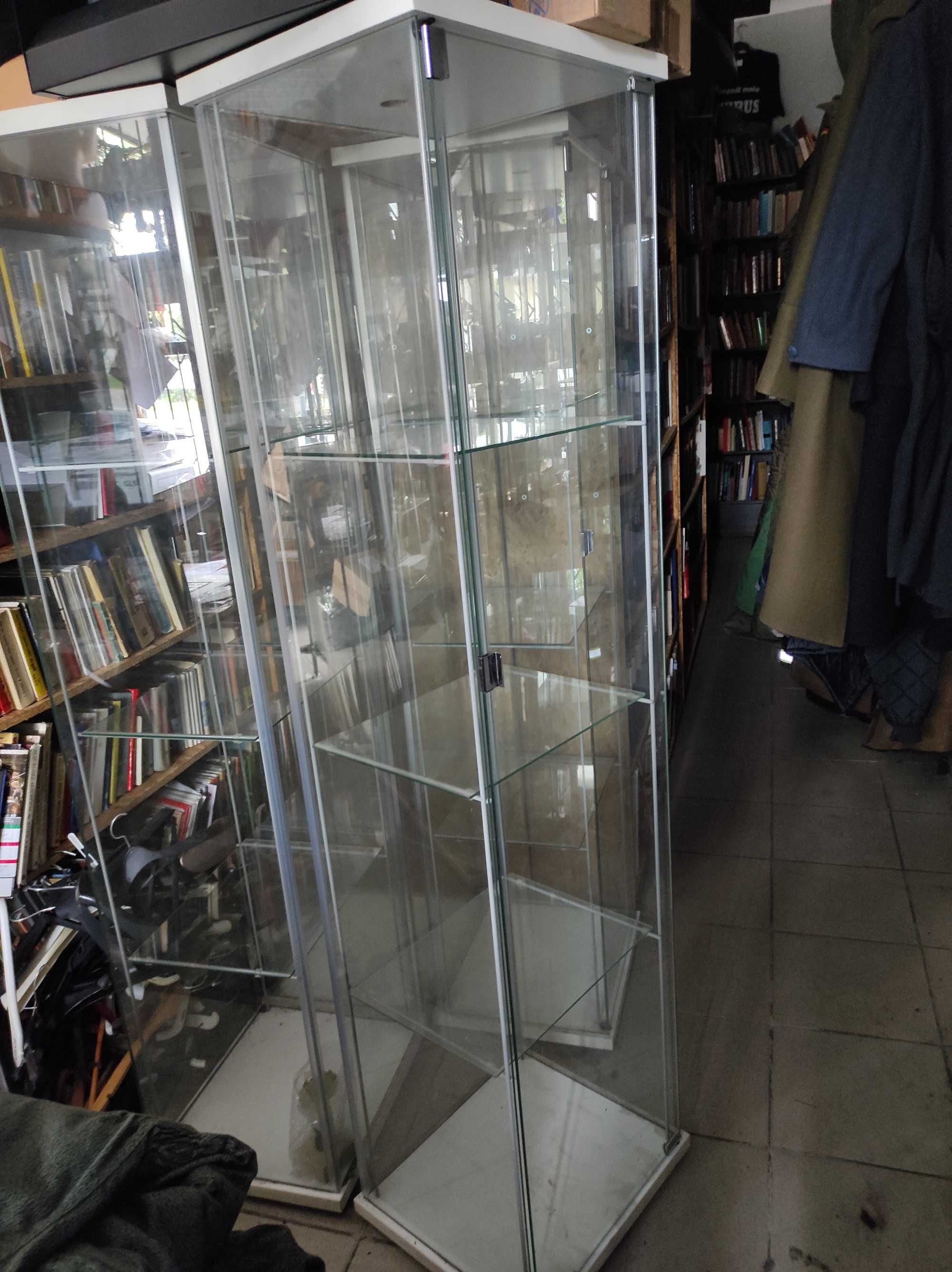 Szklane szafki z likwidacji sklepu