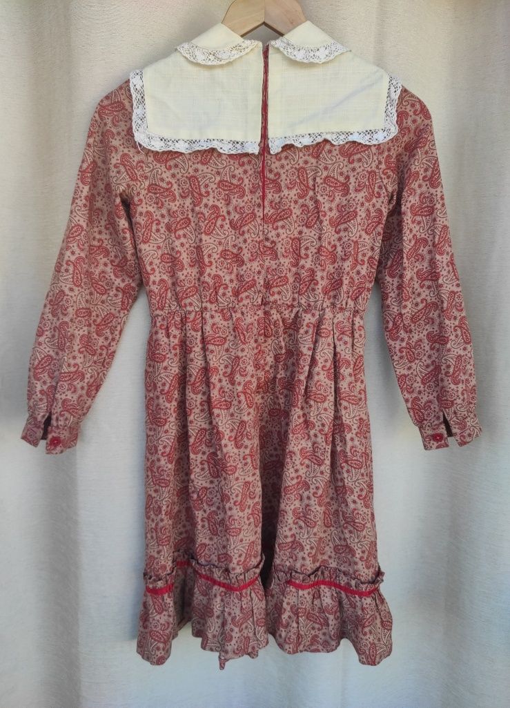 Vestido vintage com padrão paisley
