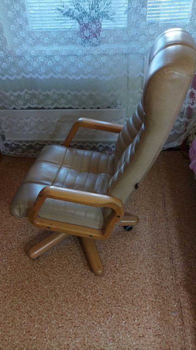 ОФИСНОЕ КРЕСЛО, натуральная кожа, в отличном состоянии