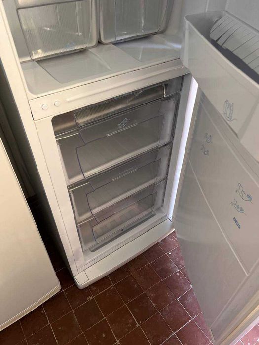 Холодильник Indesit, чудовий стан