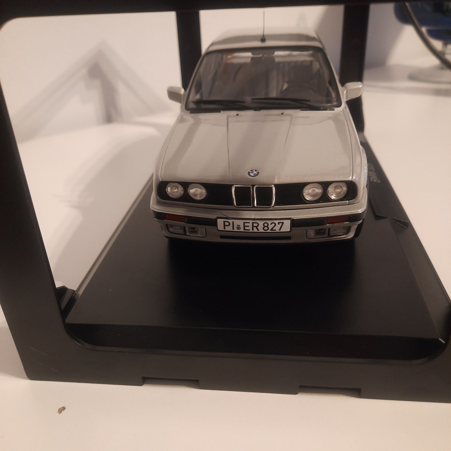 Bmw 325i kombi norev 1:18