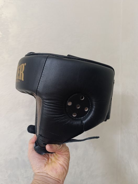 Шолом для боксу (єдиноборств)