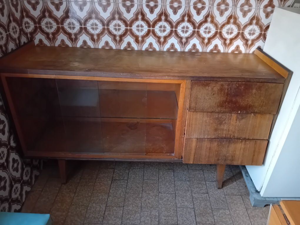 Mesa de cozinha com cadeiras e moveis