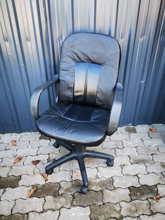 Fotel obrotowy biurowy skórzany na kółkach z Niemiec