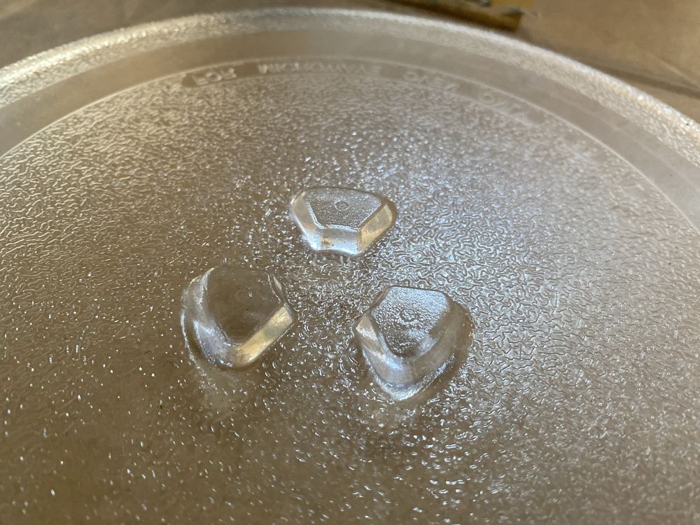 Nowy  talerz do mikrofali z trojkami 24,5 cm