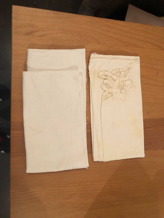 conjunto de guardanapos brancos com renda