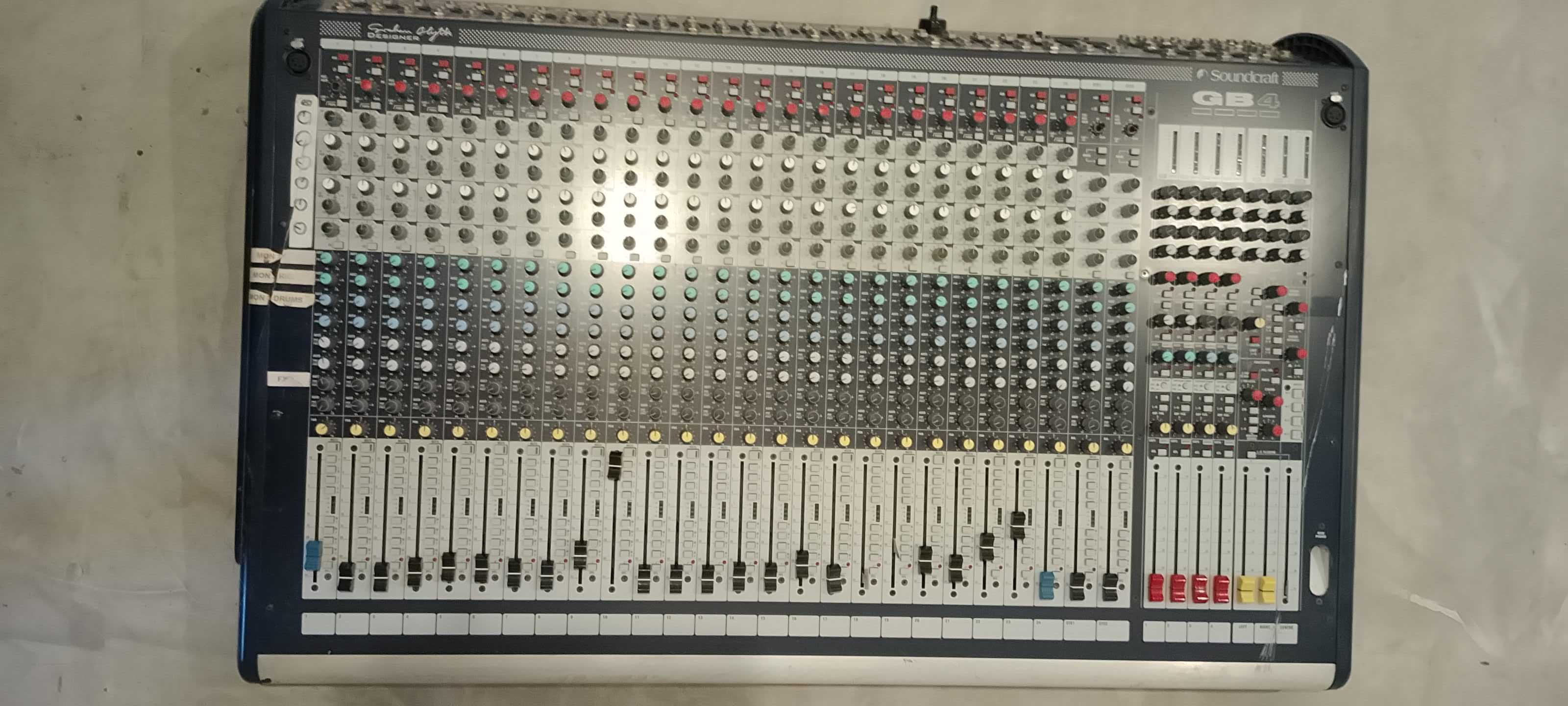 Mesa do som Soundcraft GB4
