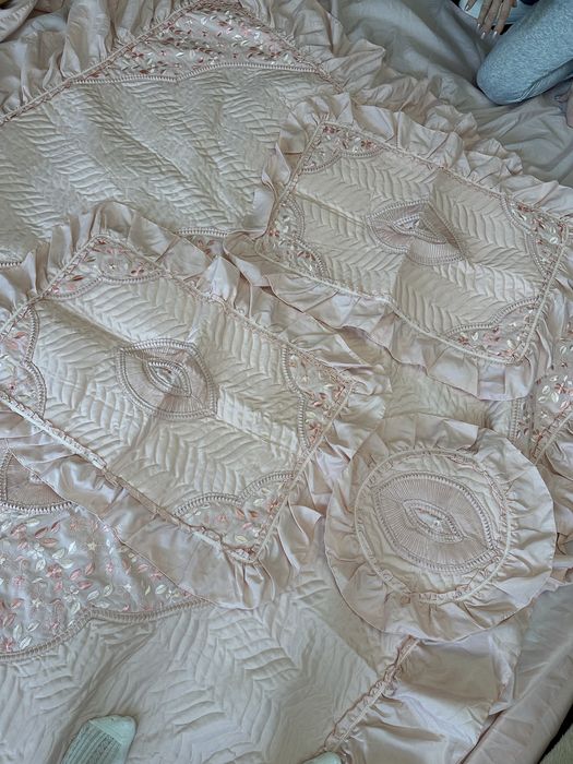 Покривало на двоспальне ліжко з трьома подушками