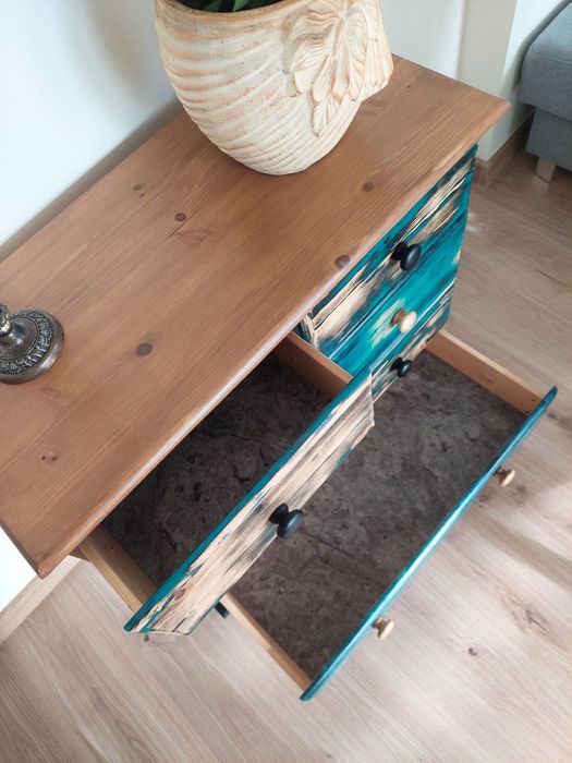 Komoda drewniana, szafka z szufladami.