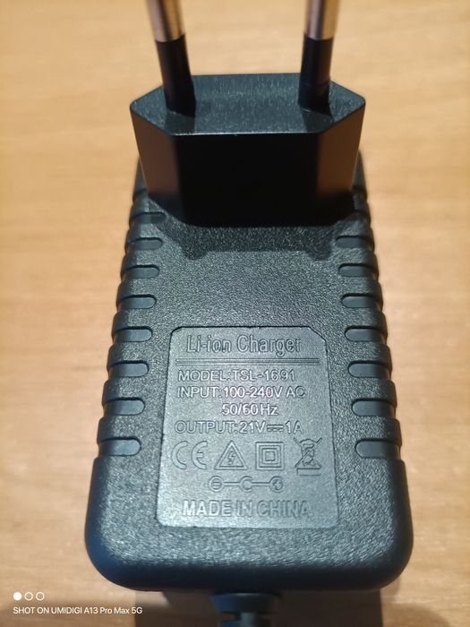 Зарядне для інструментальних акумуляторів 20v