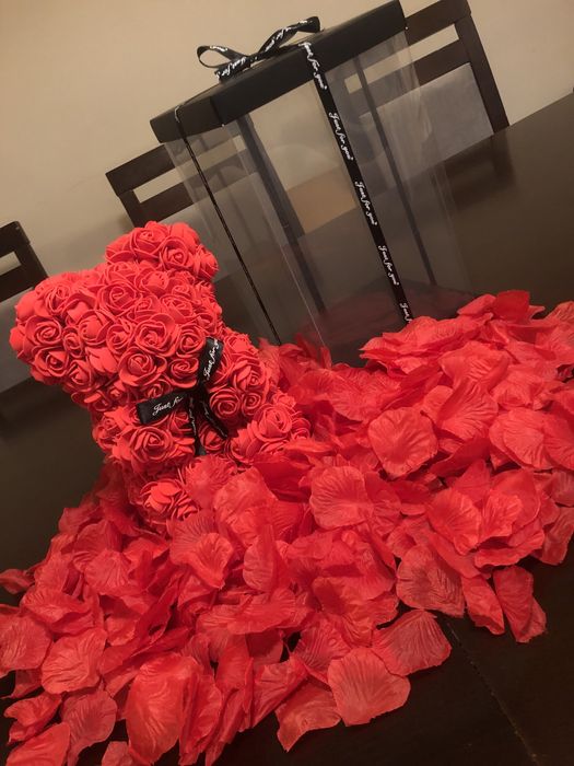 Miś wykonany z róż Zapakowany na prezent