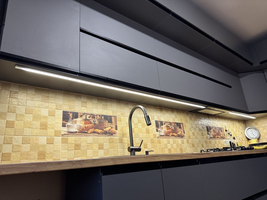 Продається кухня кутова разом з мийкою, змішувачем та підсвіткою!