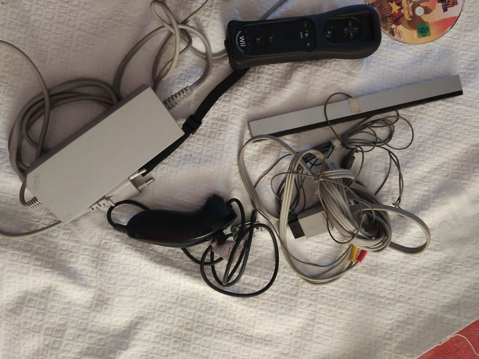 Consola Nintendo Wii com acessórios e jogo