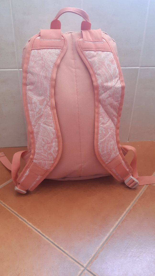 Mochila oneill como nova resistente a água