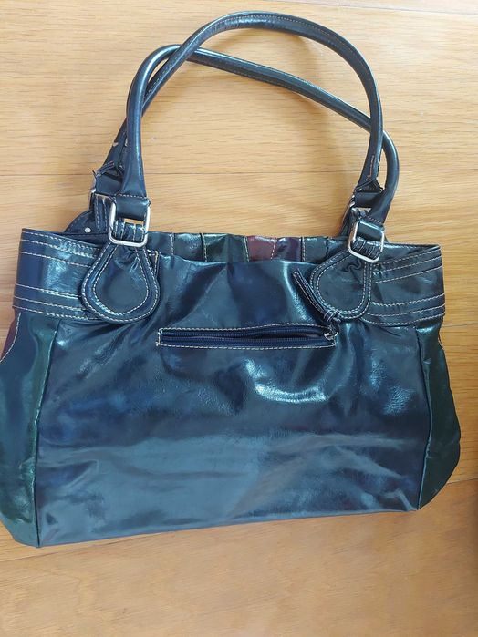 Mala de ombro azul marinha em verniz