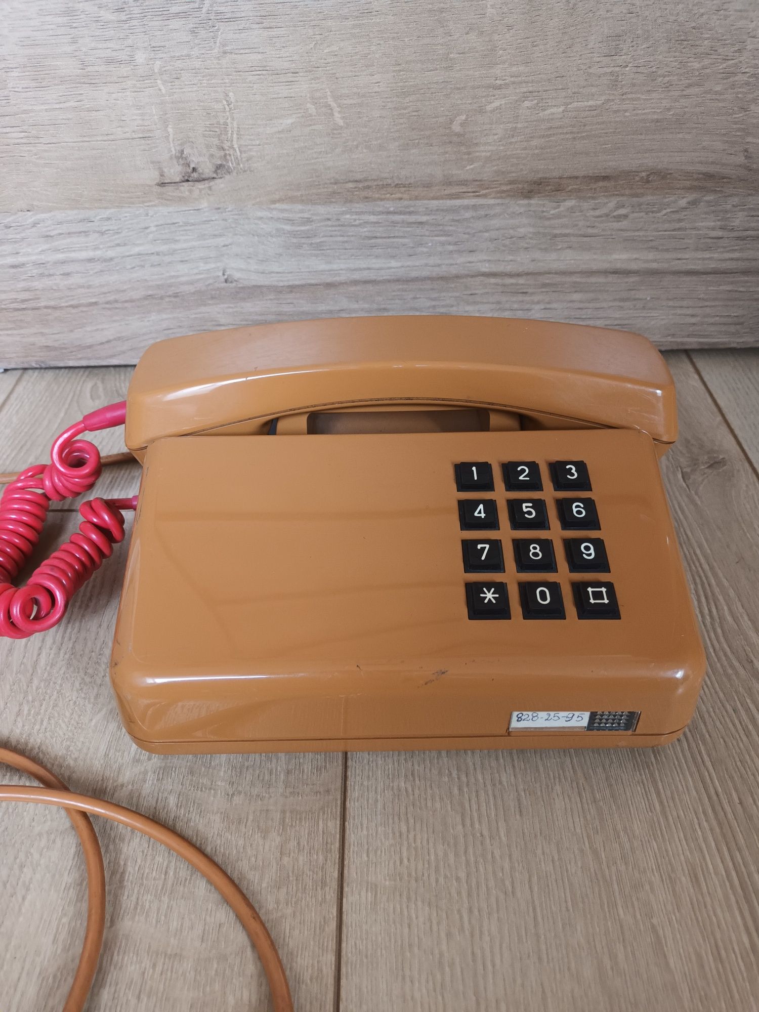 Telefon stacjonarny Telkom RWT Tulipan z 1986 roku