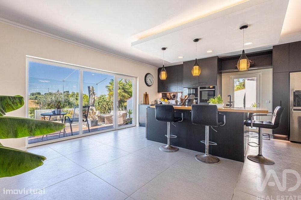 Casa / Villa T5 em Bárrio de 387,00 m2