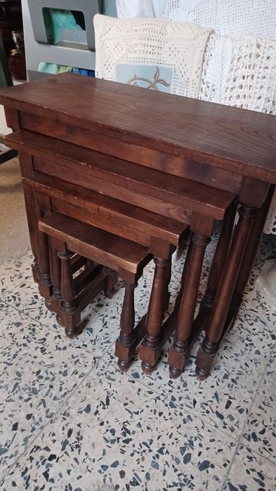 Conjunto de mesas de apoio