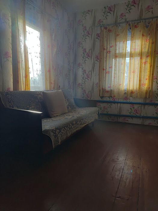 Продам будинок в центрі села Русанів.