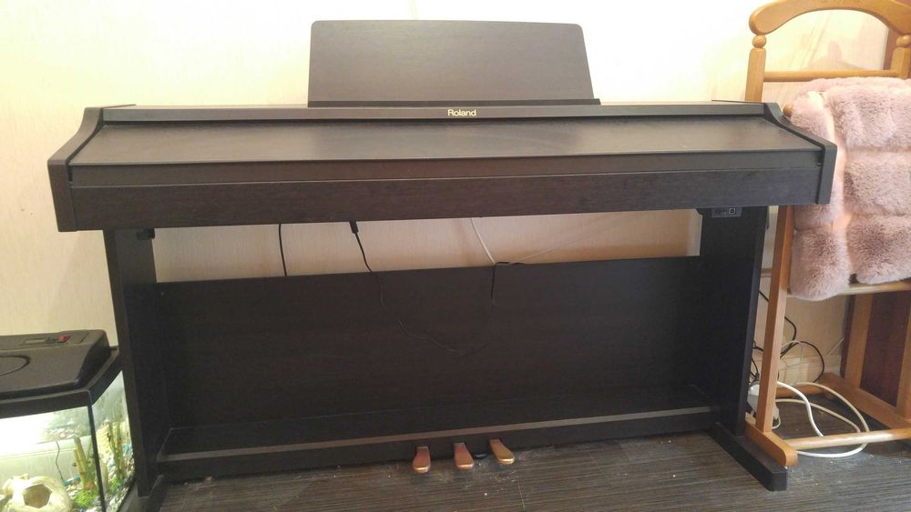 Продам цифровое фортепиано ROLAND RP301R-RW