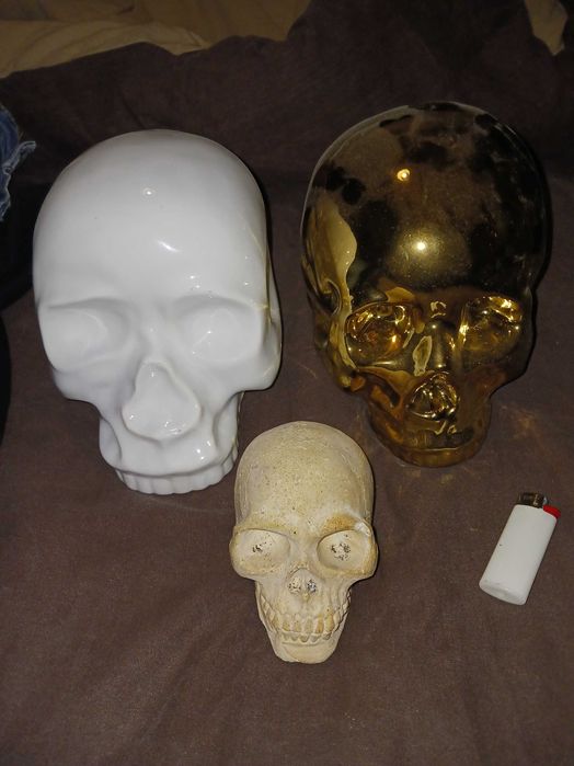 3 caveiras, duas cerâmica uma mealheiro, a pequena é de pedra