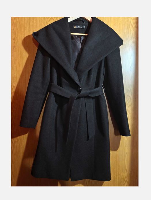 Czarny zimowy płaszcz wełniany z paskiem i kapturem Manifesto